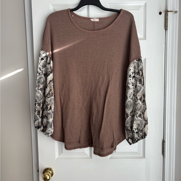 Hummingbird Tops - Hummingbird Brown Top with Snake Print Sleeves